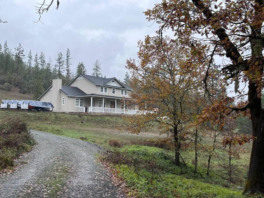 Majestic Newly Renovated Home Surrounded By Greenery Grants Pass Zewnętrze zdjęcie